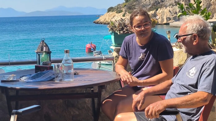 Σαλαμίνα: Η αγωνιώδης μάχη ζευγαριού όταν η φωτιά έφτασε στο σπίτι τους για να μη φύγουν χωρίς τα ζώα τους