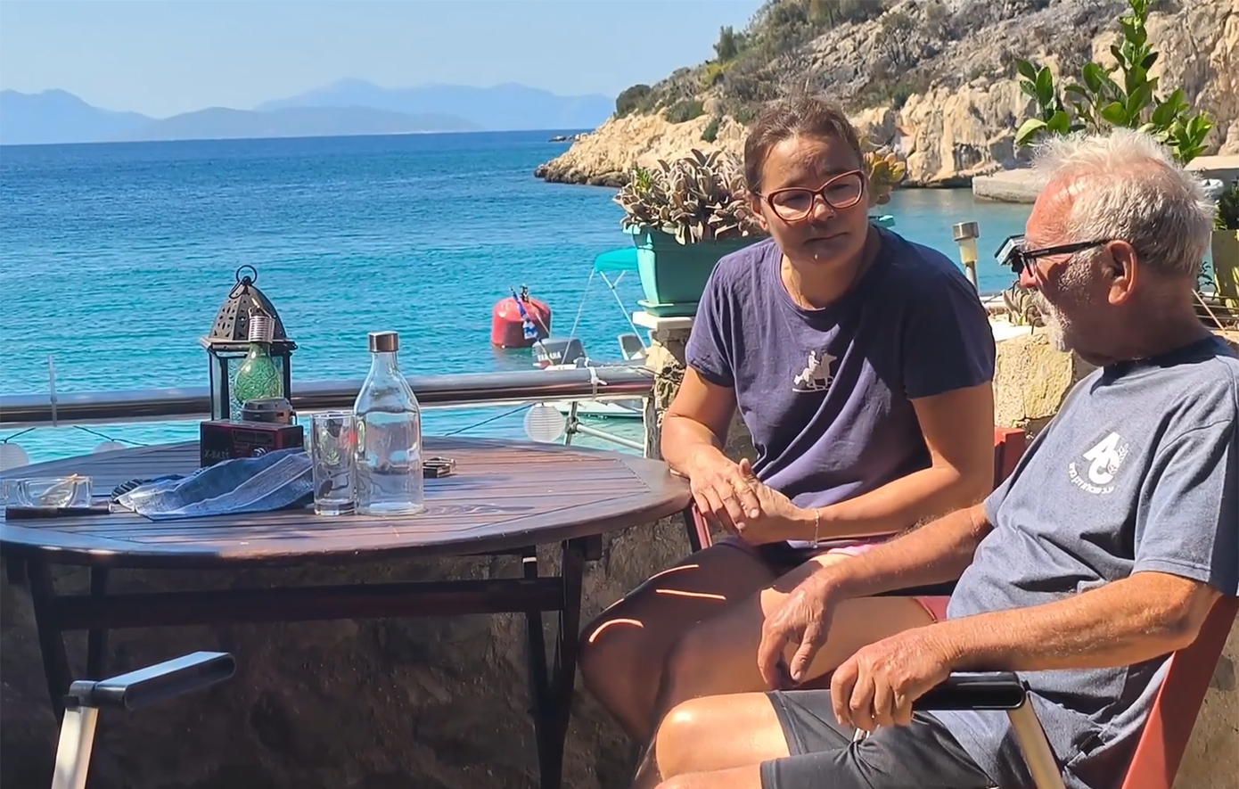 Σαλαμίνα: Η αγωνιώδης μάχη ζευγαριού όταν η φωτιά έφτασε στο σπίτι τους για να μη φύγουν χωρίς τα ζώα τους