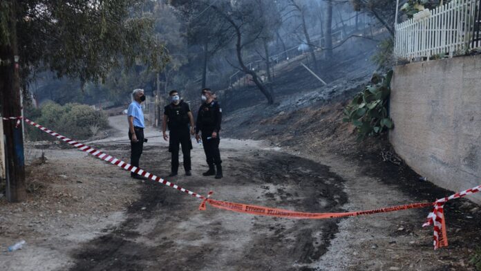 Φωτιά στη Σαλαμίνα: Εξετάζουν και το ενδεχόμενο εμπρησμού με δόλο