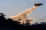 Φωτιά στη Σαλαμίνα: Δύο νεκροί, καμένα σπίτια και εκατοντάδες διασώσεις δια θαλάσσης – Διάσπαρτες εστίες και αναζωπυρώσεις