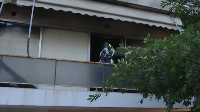 Φωτιά σε διαμέρισμα στη Νέα Σμύρνη: Ισχυρές δυνάμεις της Πυροσβεστικής στο σημείο