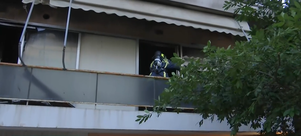 Φωτιά σε διαμέρισμα στη Νέα Σμύρνη: Ισχυρές δυνάμεις της Πυροσβεστικής στο σημείο