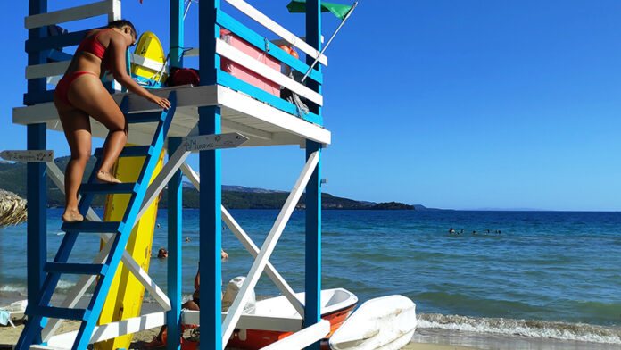Ναυαγοσώστης 21 ετών έσωσε Ιταλίδα τουρίστρια στη Σαμοθράκη: «Την έβγαλαν στη στεριά σε ημιλιπόθυμη κατάσταση»