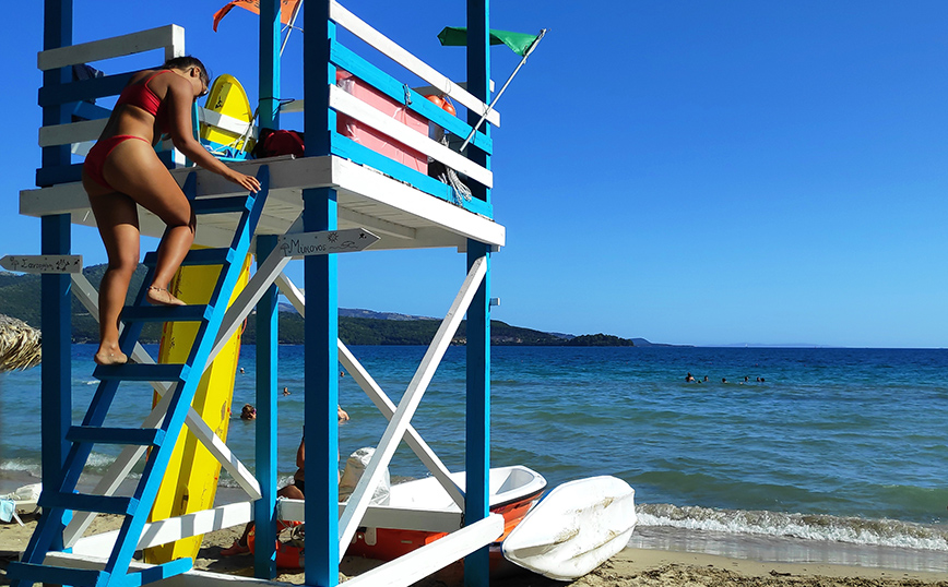 Ναυαγοσώστης 21 ετών έσωσε Ιταλίδα τουρίστρια στη Σαμοθράκη: «Την έβγαλαν στη στεριά σε ημιλιπόθυμη κατάσταση»