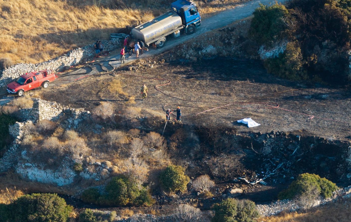 Πτώση ελικοπτέρου στη Σίφνο: Τι ψάχνουν οι Αρχές για το ζευγάρι των Βρετανών 30 και 31 ετών