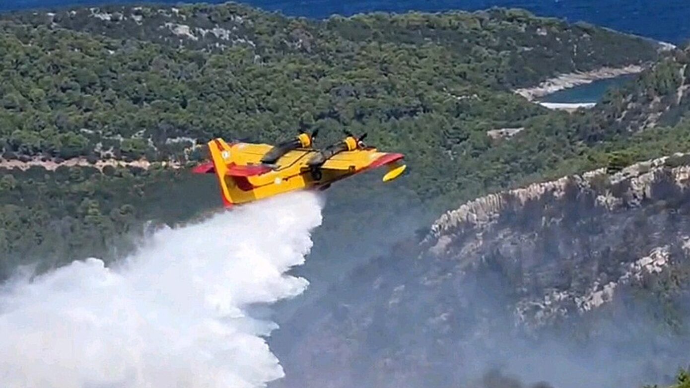 Φωτιά στη Σκύρο: «Υπάρχει εκτίμηση για εμπρησμό» λέει ο Δήμαρχος, βελτιωμένη η εικόνα