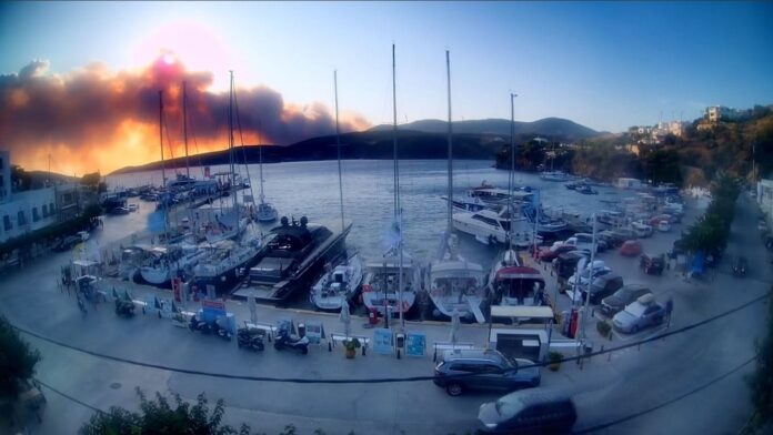 Φωτιά στη Σκύρο: Ενισχύθηκαν οι δυνάμεις, επιχειρούν 11 αεροσκάφη και 5 ελικόπτερα – Εκκενώθηκαν δύο οικισμοί