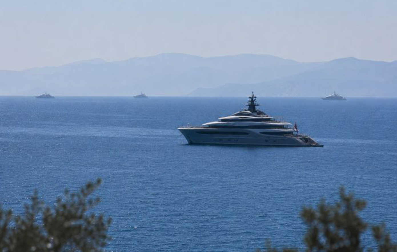 Κεφαλονιά: Τα superyachts των δισεκατομμυριούχων Storonsky, Schmidt και «Mr Zara» πολιορκούν το νησί