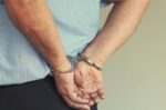 Σύλληψη στη φυλακή Χανίων: Πήγε να επισκεφθεί τον γιο του, αλλά συνελήφθη και εκείνος – Τι έκρυψε στα ρούχα που του έδωσε