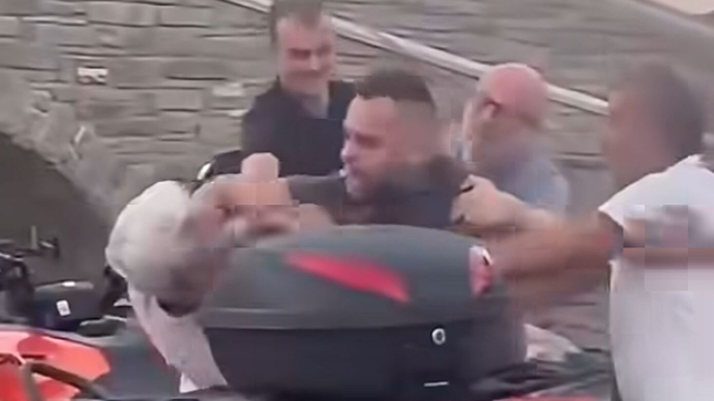 Ο οδηγός ταξί που ξυλοκόπησε τον ηλικιωμένο στην Πάρο: «Εννοείται πως το μετανιώνω, αλλά μου επιτέθηκε πρώτος»