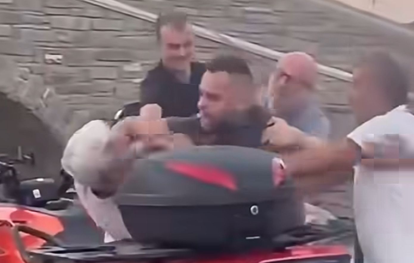 Ο οδηγός ταξί που ξυλοκόπησε τον ηλικιωμένο στην Πάρο: «Εννοείται πως το μετανιώνω, αλλά μου επιτέθηκε πρώτος»