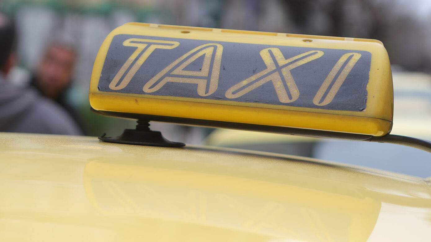 Μεθυσμένος οδηγός ταξί προκάλεσε τροχαίο στον Άγιο Δημήτριο