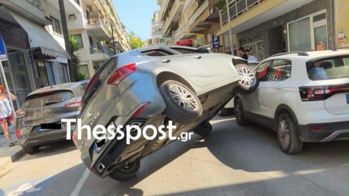 Τροχαίο στη Θεσσαλονίκη: Αυτοκίνητο «πέταξε» και ανέβηκε πάνω σε παρκαρισμένο