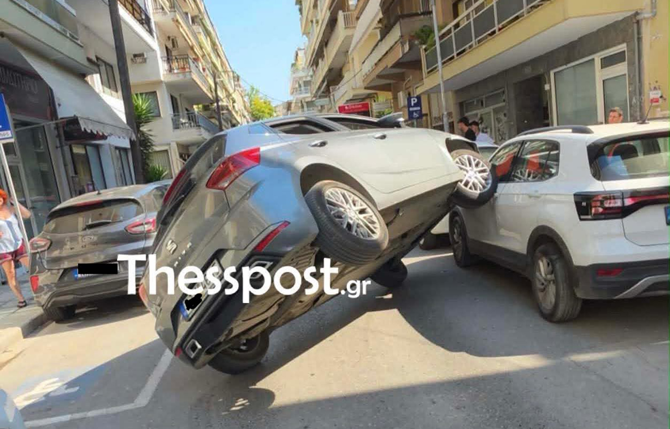 Τροχαίο στη Θεσσαλονίκη: Αυτοκίνητο «πέταξε» και ανέβηκε πάνω σε παρκαρισμένο