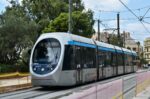 Βούλα: Άνδρας τραυμάτισε επιβάτη με σπασμένο μπουκάλι μέσα στο τραμ και εξαφανίστηκε