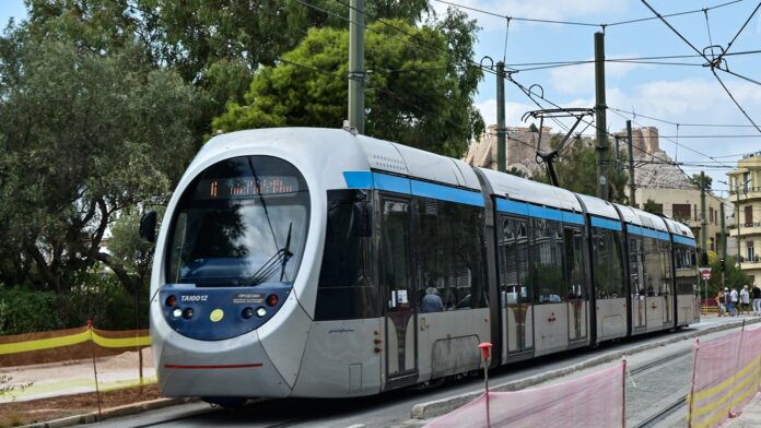 Βούλα: Άνδρας τραυμάτισε επιβάτη με σπασμένο μπουκάλι μέσα στο τραμ και εξαφανίστηκε
