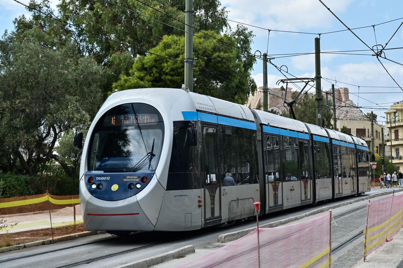 Βούλα: Άνδρας τραυμάτισε επιβάτη με σπασμένο μπουκάλι μέσα στο τραμ και εξαφανίστηκε