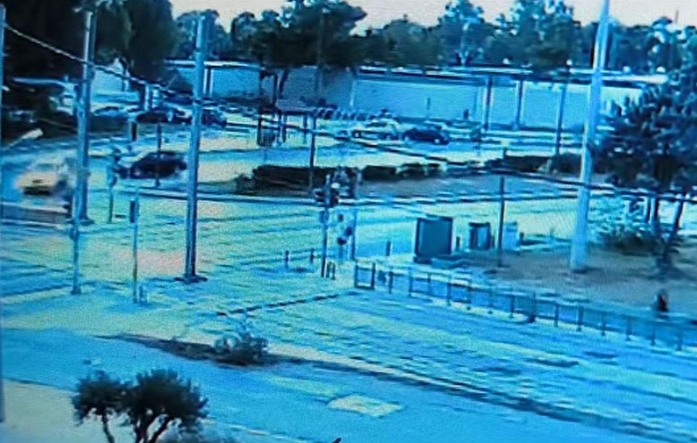 Τροχαίο στη Βούλα: Βίντεο με τη στιγμή που το ταξί κάνει αναστροφή στην παραλιακή και πέφτει πάνω του η μηχανή