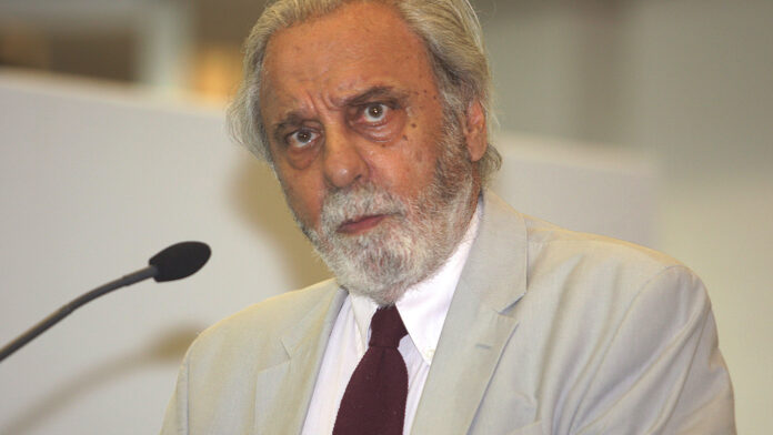 Ακαδημία Αθηνών: Μεσίστια η σημαία για τρεις ημέρες μετά την απώλεια του ακαδημαϊκού Κωνσταντίνου Τσουκαλά