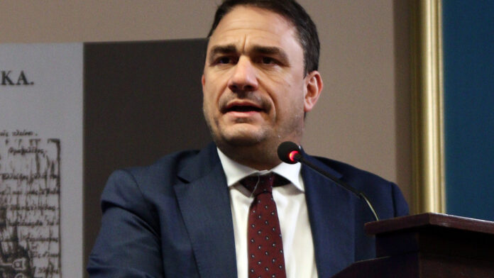 Κώστας Τσουκαλάς κατά Άδωνι Γεωργιάδη για τα «Σπιτάκια Ανακύκλωσης»: Αμφισβητεί τις αποφάσεις του υπουργείου Οικονομικών
