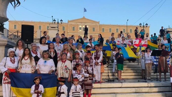 Ουκρανοί στο Σύνταγμα για την Ημέρα Ανεξαρτησίας – Τραγούδησαν και τον ελληνικό εθνικό ύμνο, βίντεο
