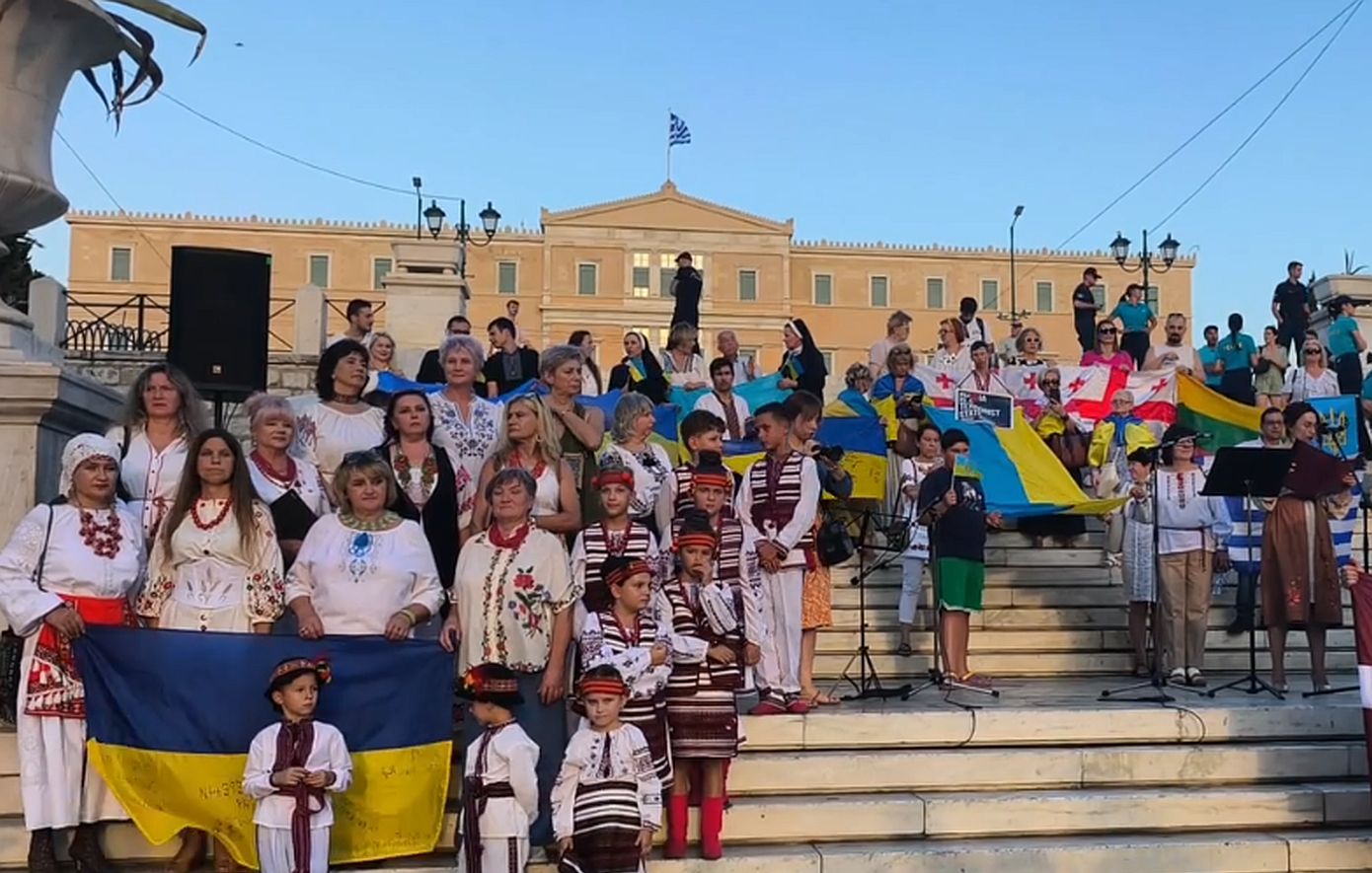 Ουκρανοί στο Σύνταγμα για την Ημέρα Ανεξαρτησίας – Τραγούδησαν και τον ελληνικό εθνικό ύμνο, βίντεο