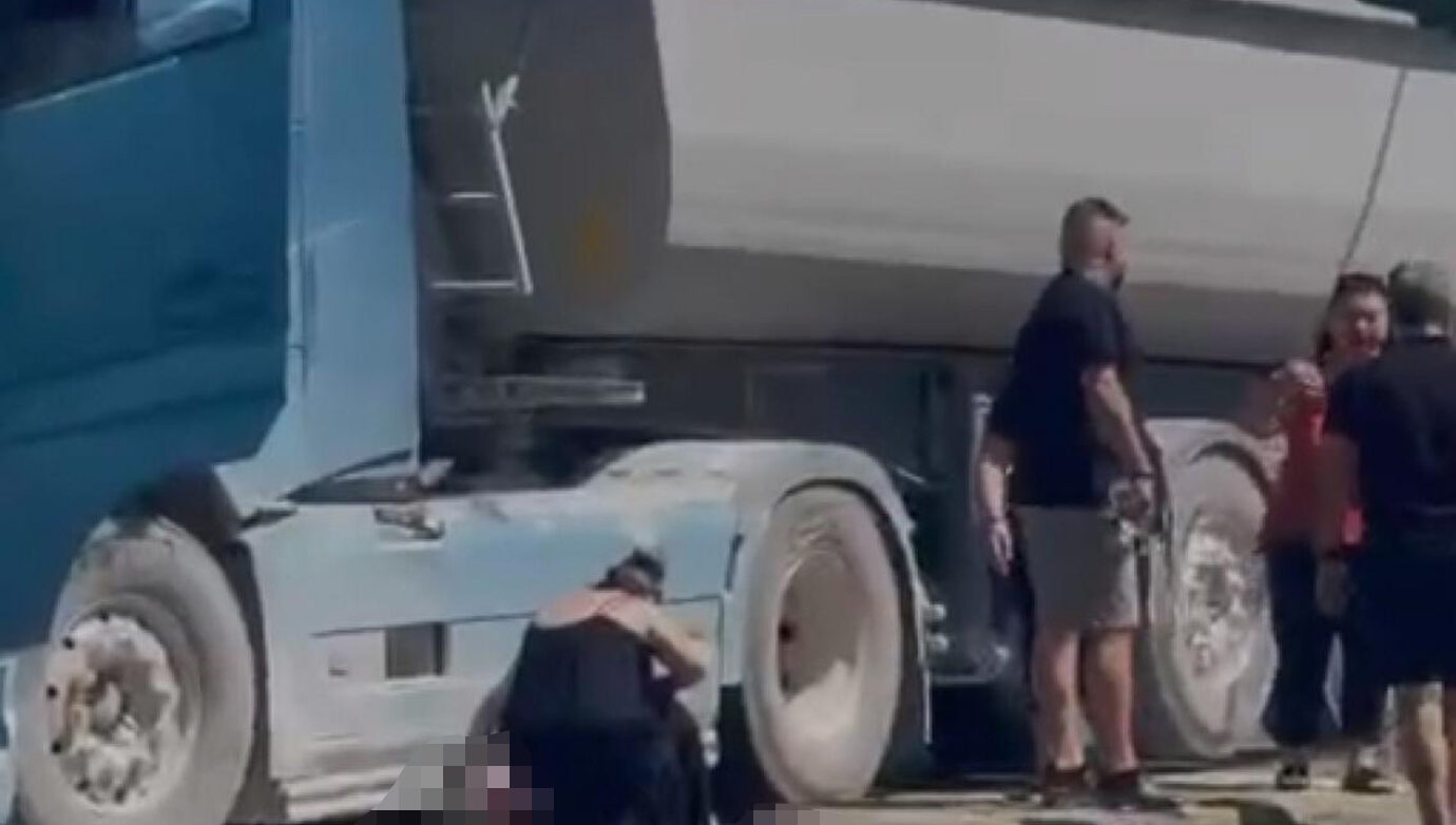 Βέροια: Νταλίκα παρέσυρε πεζό στα φανάρια και τον εγκλώβισε κάτω από τις ρόδες