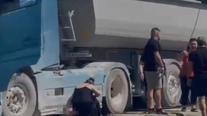 Βέροια: Νταλίκα παρέσυρε πεζό στα φανάρια και τον εγκλώβισε κάτω από τις ρόδες