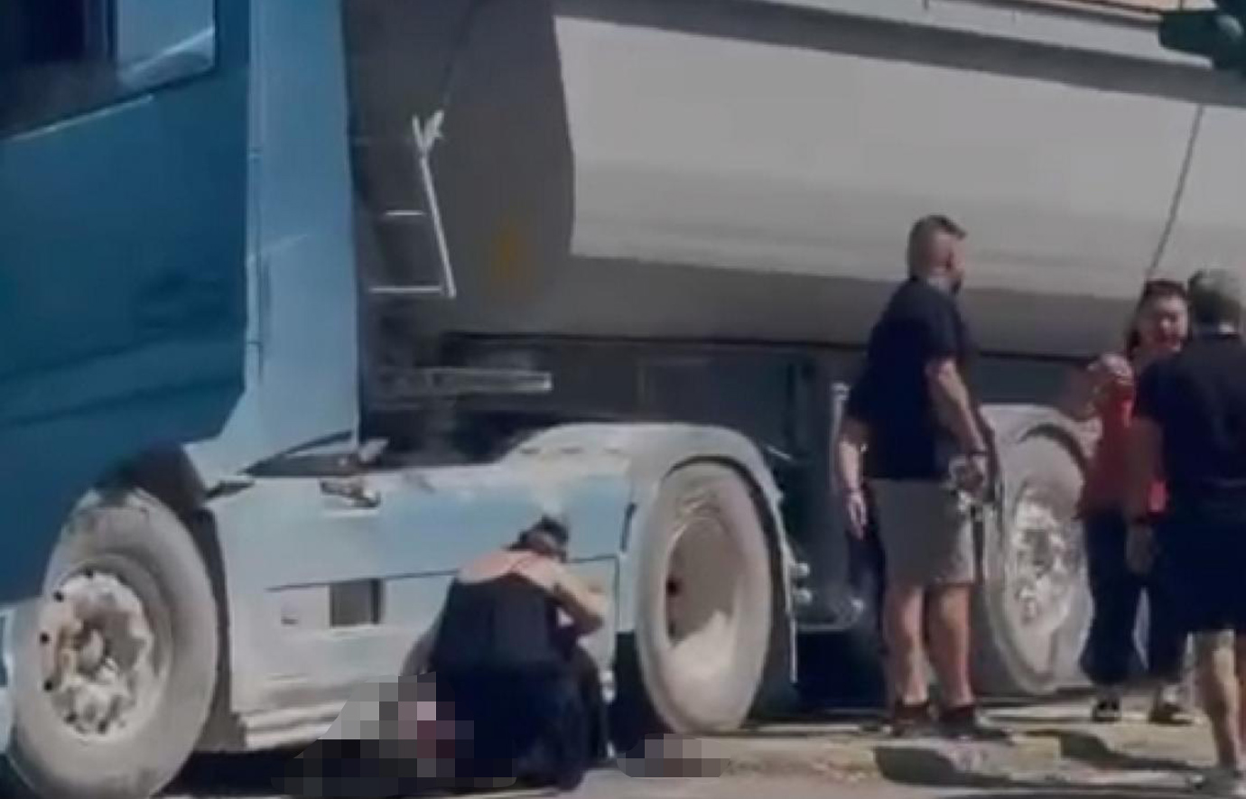 Βέροια: Νταλίκα παρέσυρε πεζό στα φανάρια και τον εγκλώβισε κάτω από τις ρόδες