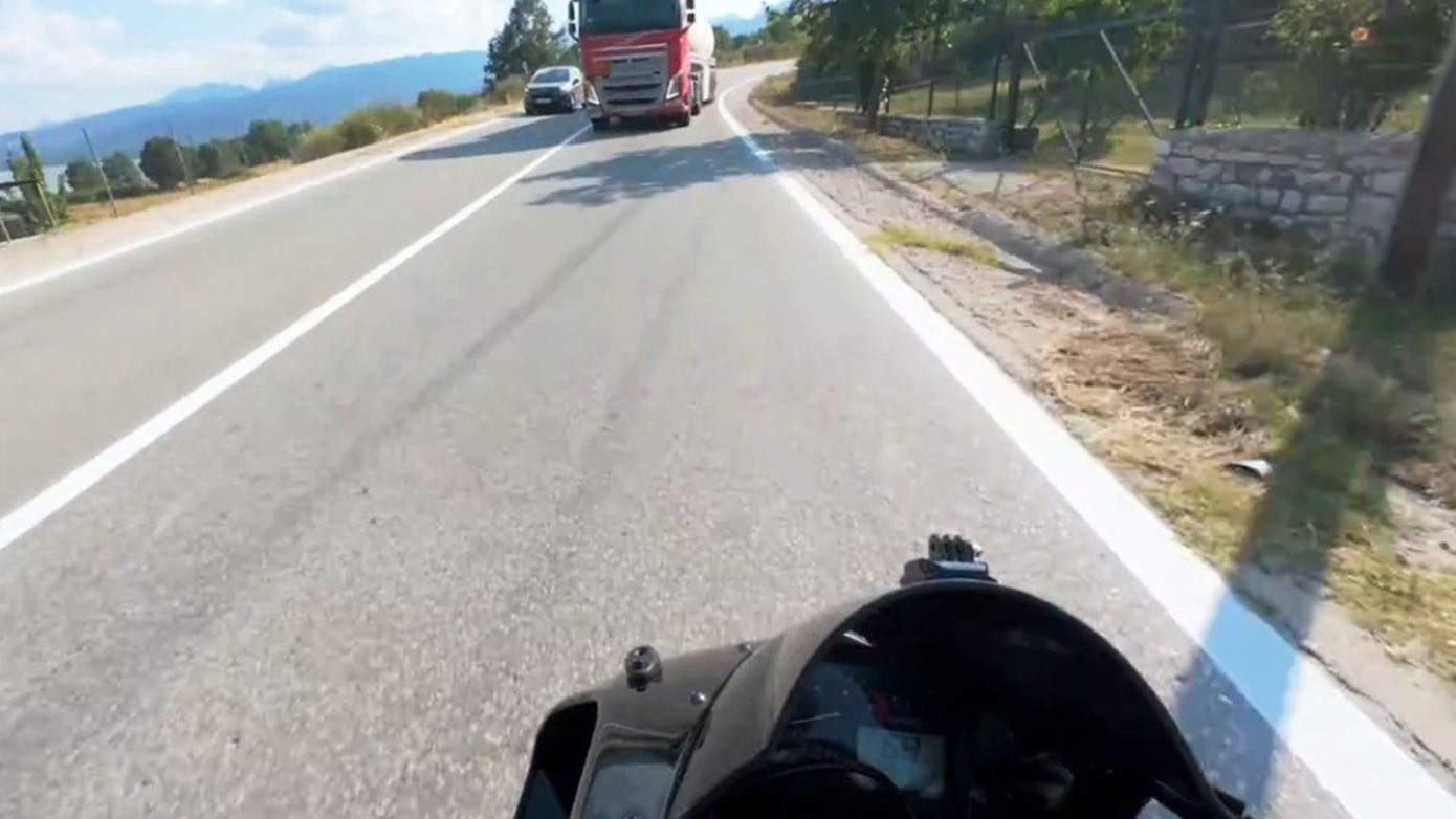 Οδηγός μηχανής: «Κρίμα να πεθάνω στα 25, μηχανικά απέφυγα το βυτιοφόρο» μετά την επικίνδυνη προσπέραση