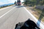 Οδηγός μηχανής: «Κρίμα να πεθάνω στα 25, μηχανικά απέφυγα το βυτιοφόρο» μετά την επικίνδυνη προσπέραση