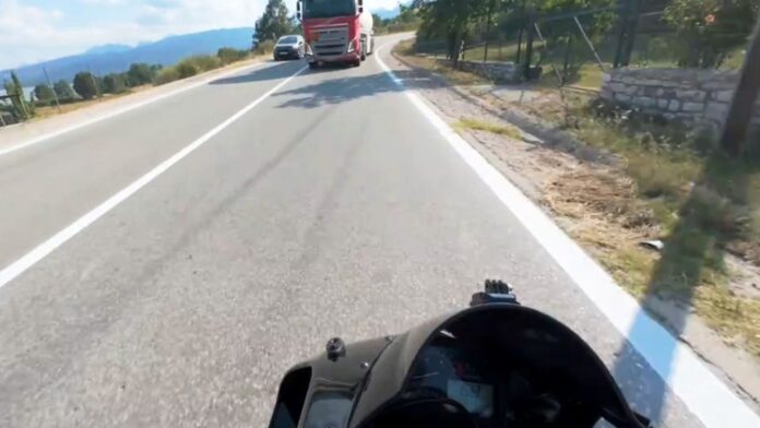Οδηγός μηχανής: «Κρίμα να πεθάνω στα 25, μηχανικά απέφυγα το βυτιοφόρο» μετά την επικίνδυνη προσπέραση