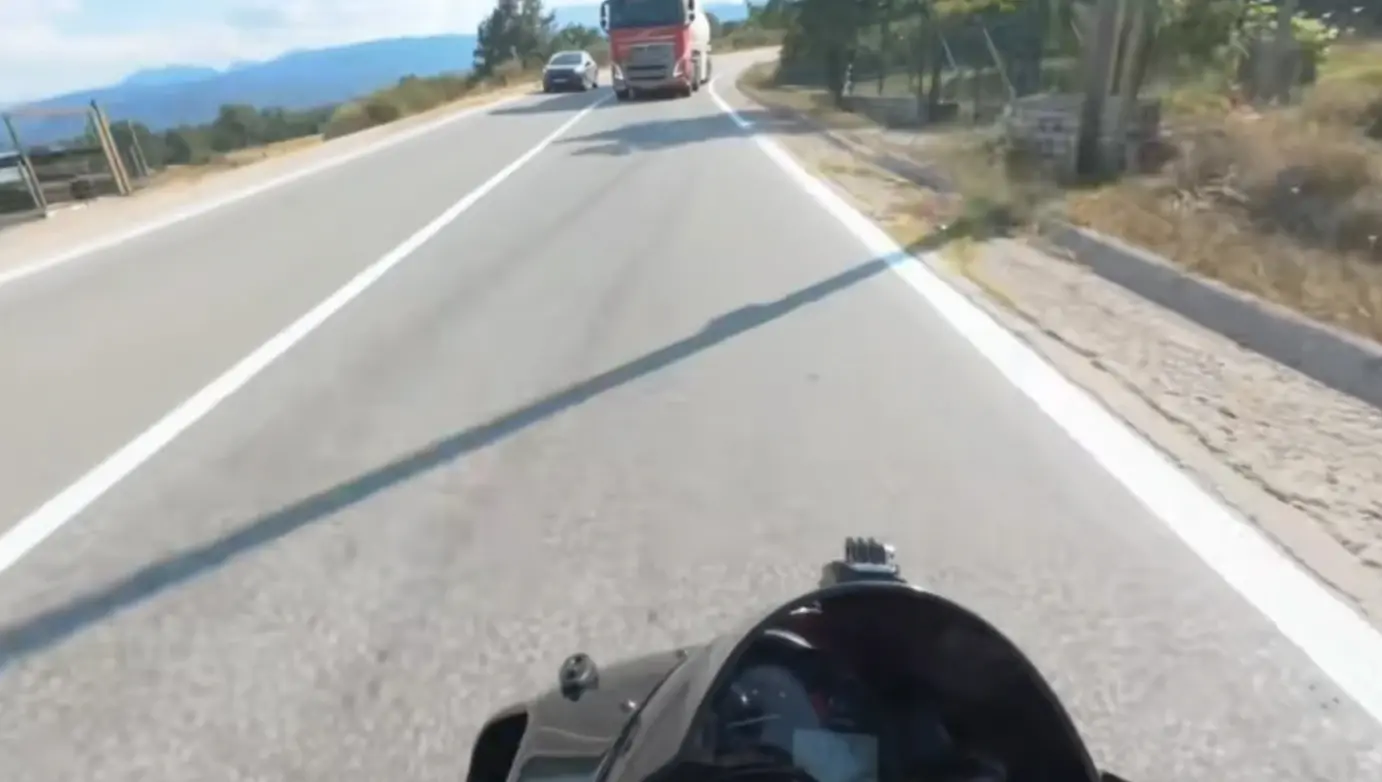 Θεσσαλονίκη: Δικογραφία σε βάρος του οδηγού βυτιοφόρου για επικίνδυνη προσπέραση στη λίμνη Πλαστήρα