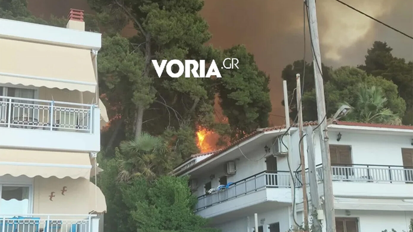 Φωτιά στη Χαλκιδική: Οι φλόγες έφτασαν στα σπίτια – Ηχεί συνεχώς το 112