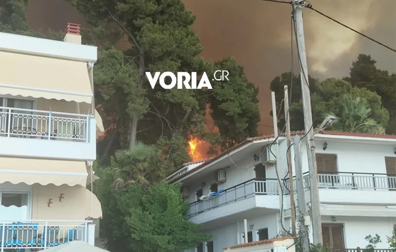 Φωτιά στη Χαλκιδική: Οι φλόγες έφτασαν στα σπίτια – Ηχεί συνεχώς το 112