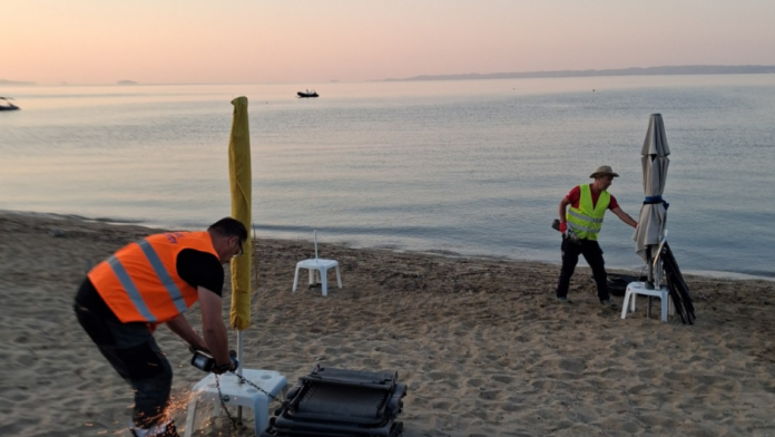 Χαλκιδική: Ξήλωσαν 100 ομπρέλες και ξαπλώστρες από παραλία της Γερακινής – Παραθεριστές είχαν κάνει κατάληψη