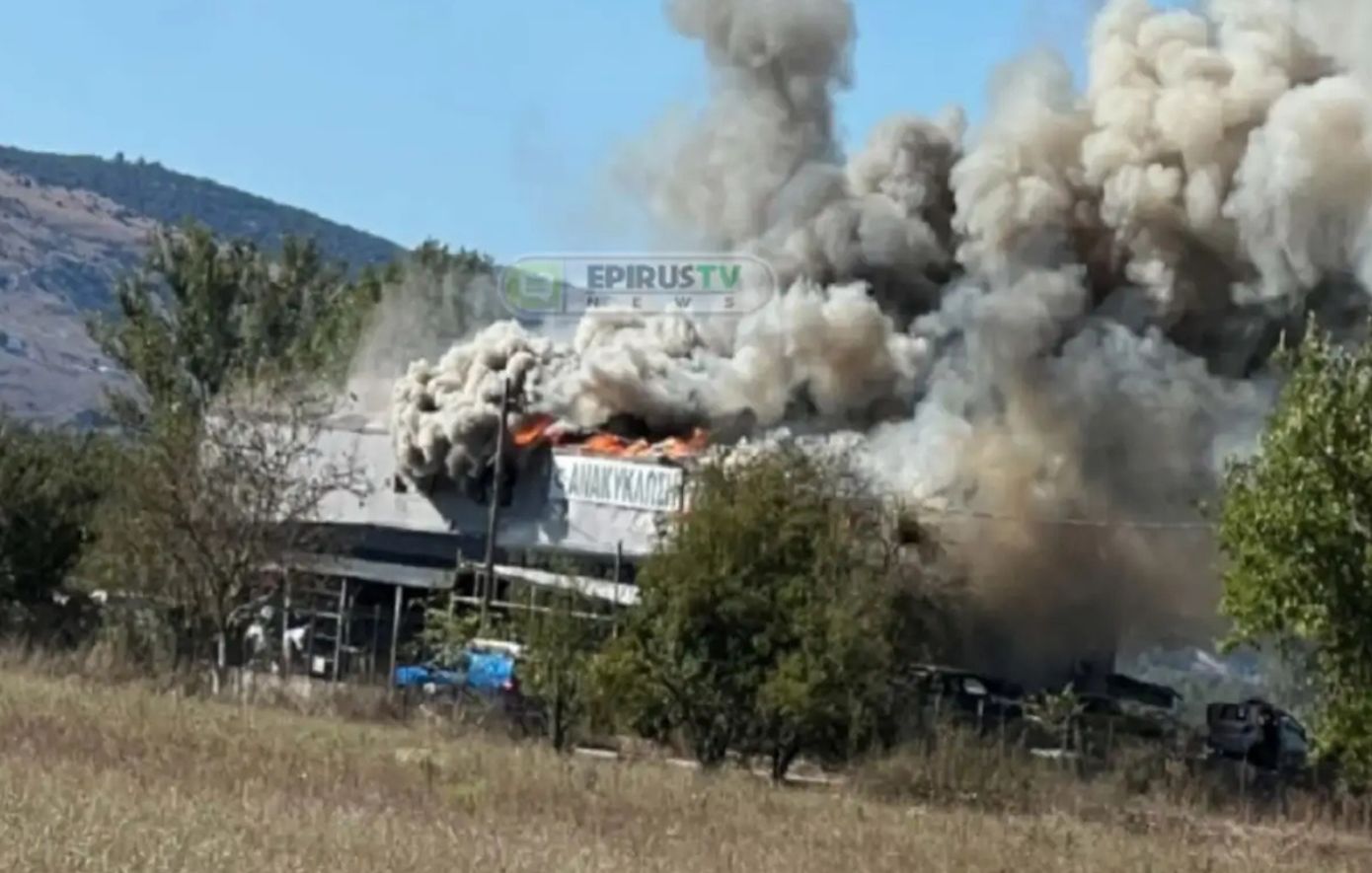 Φωτιά σε εργοστάσιο ανακύκλωσης οχημάτων στα Γιάννενα: Στο νοσοκομείο ο γιος του ιδιοκτήτη