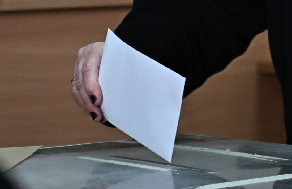 Δημοσκοπήσεις: Σταθερή η κυριαρχία της ΝΔ, μεγάλη πτώση του κόμματος της Καρυστιανού και μάχη για τη δεύτερη θέση