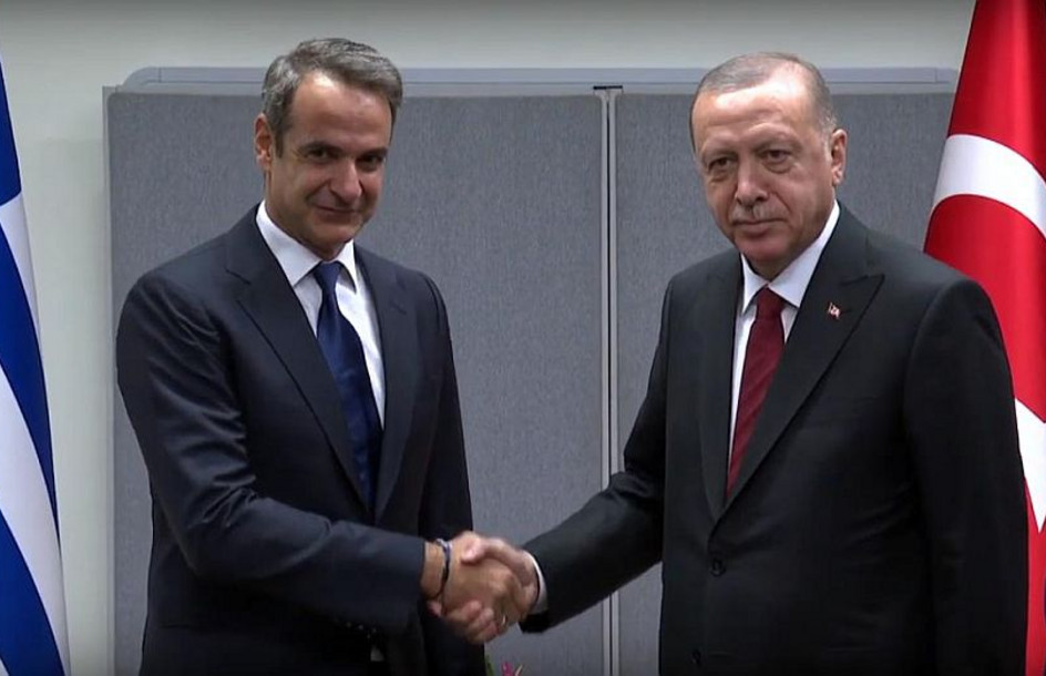 Yeni Şafak: Χυδαία επίθεση στον Κ. Μητσοτάκη με αναφορά σε «νταή που βγαίνει αργά τη νύχτα από την ταβέρνα του Γιώργου»
