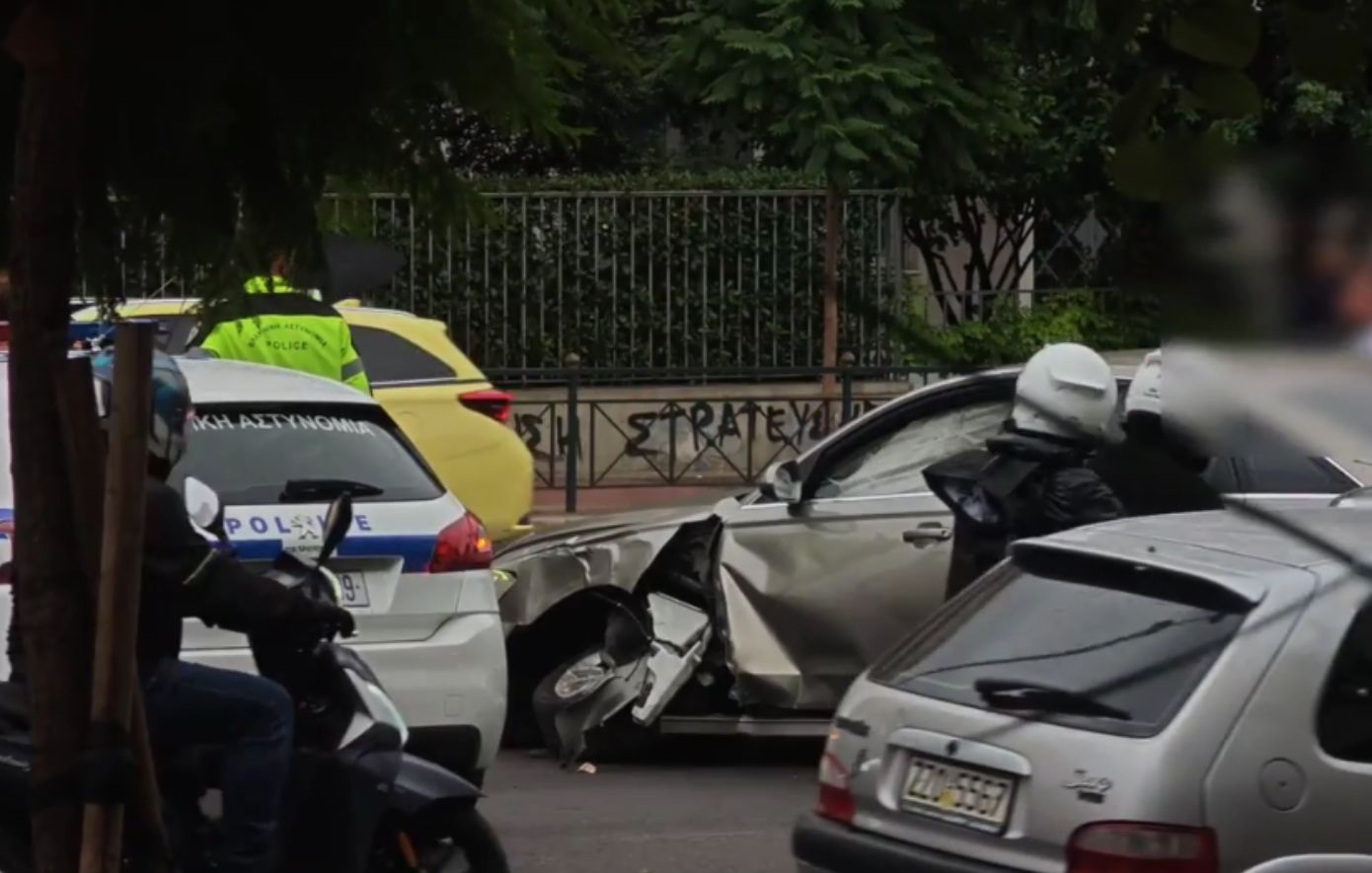 Τροχαίο στη Βασιλίσσης Σοφίας: ΙΧ προσέκρουσε σε κολόνα ηλεκτροφωτισμού