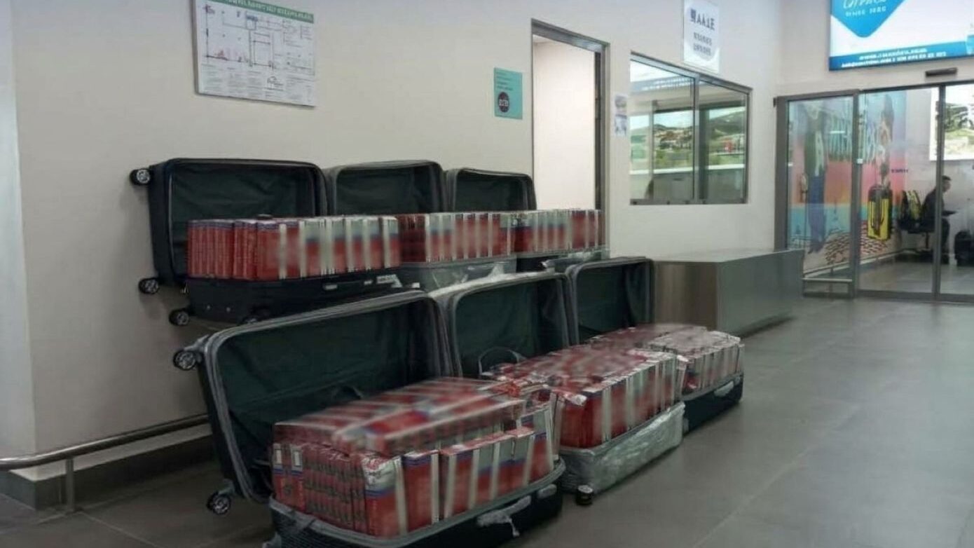 Αεροδρόμιο Μυκόνου: Μπλόκο σε 120.000 τσιγάρα και 4,5 κιλά λαθραίου καπνού ναργιλέ, δύο συλλήψεις