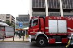 Φωτιά σε καφετέρια στο Αιγάλεω υπό έλεγχο – Ζημιές στο πατάρι του καταστήματος