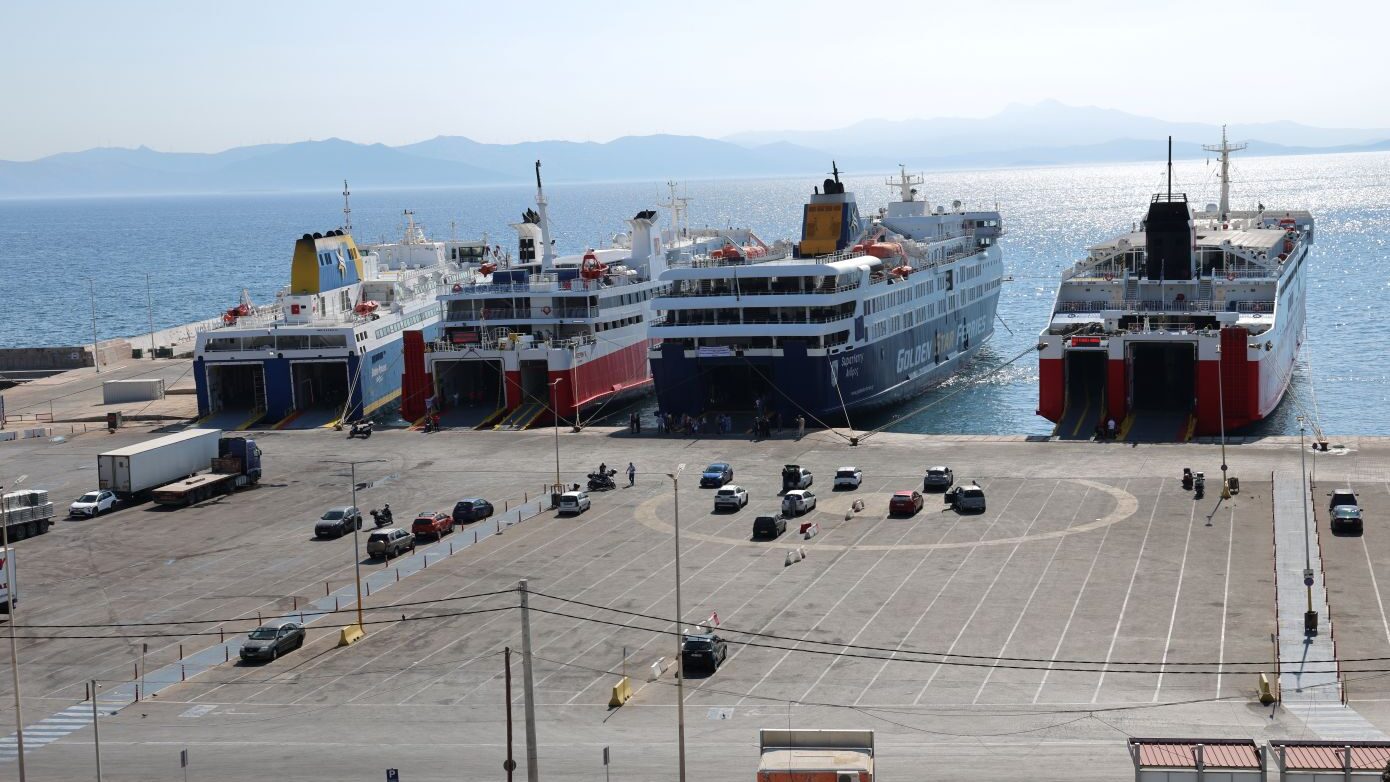 Προσωρινή απαγόρευση απόπλου στο πλοίο «Super Express» μετά από επακούμβηση στον προβλήτα του λιμανιού της Ραφήνας