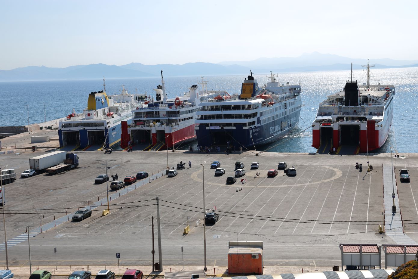 Προσωρινή απαγόρευση απόπλου στο πλοίο «Super Express» μετά από επακούμβηση στον προβλήτα του λιμανιού της Ραφήνας