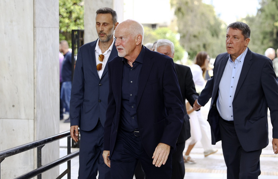 Κηδεία της Μαργαρίτας Παπανδρέου στο Α’ Νεκροταφείο: Αυτή την ώρα το τελευταίο αντίο