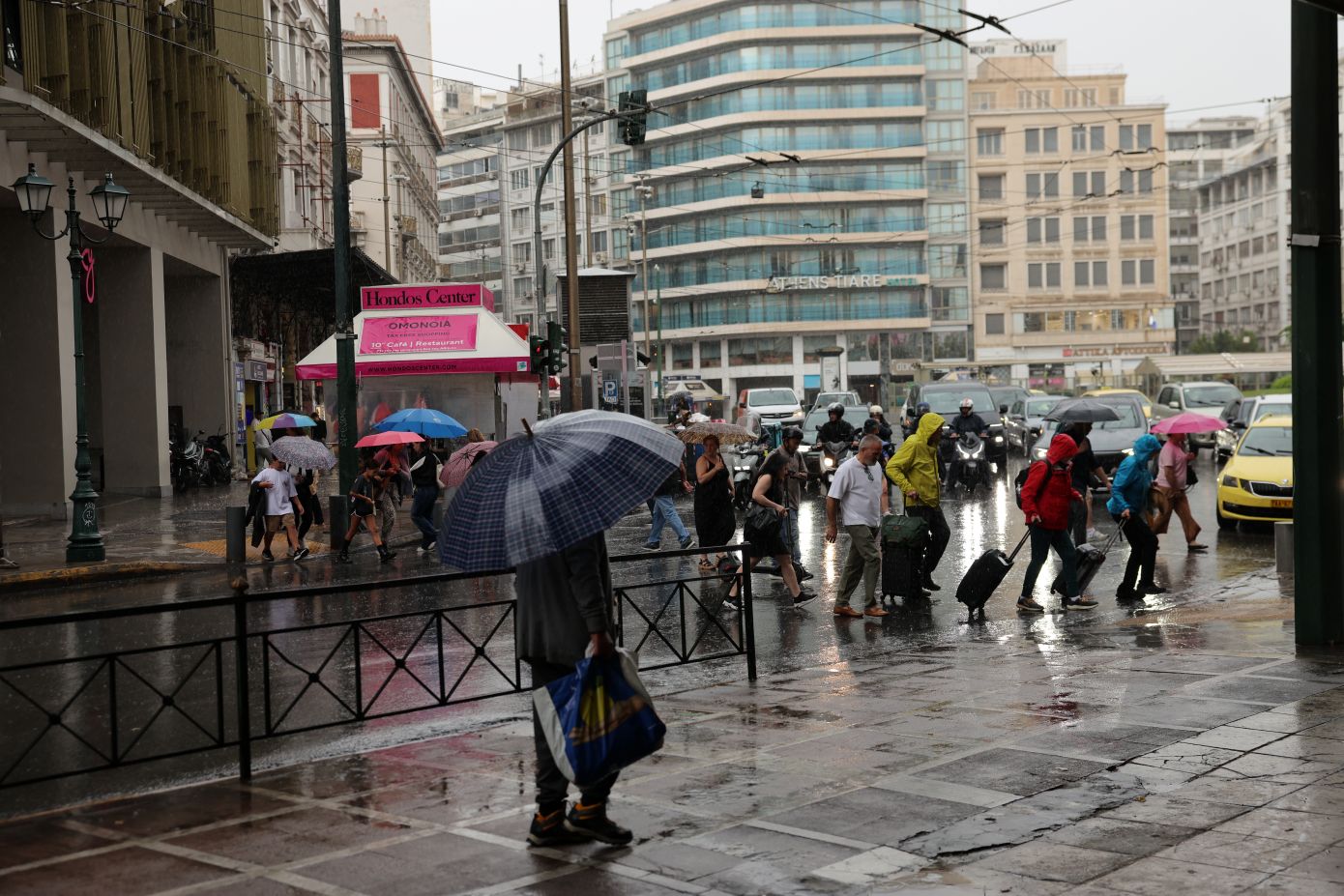 Αθήνα: Έντονη βροχόπτωση σε εξέλιξη, νέα προειδοποίηση της ΕΜΥ