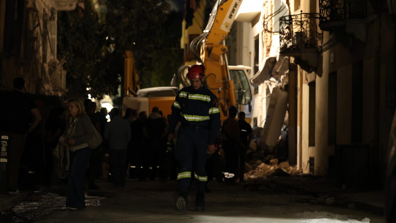 Έκρηξη στην Πλάκα: Ανασύρθηκε μία νεκρή, αγνοούνται πέντε άνθρωποι – Επιχείρηση όλη τη νύχτα