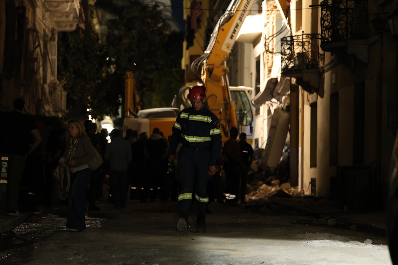 Έκρηξη στην Πλάκα: Ανασύρθηκε μία νεκρή, αγνοούνται πέντε άνθρωποι – Επιχείρηση όλη τη νύχτα