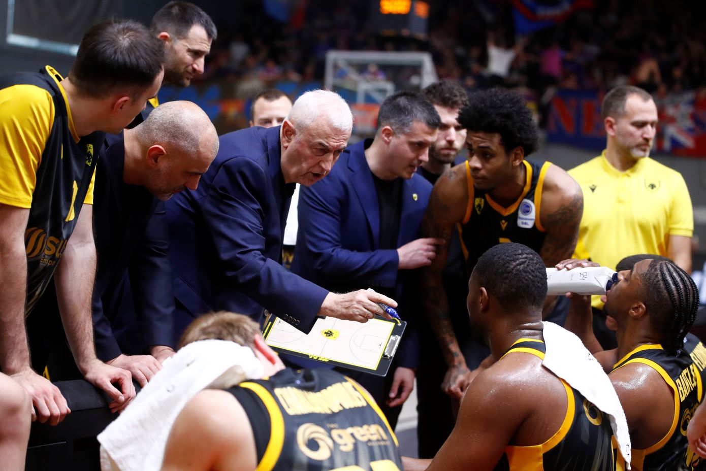 AEK: Οι φυσιοθεραπευτές της ομάδας έσωσαν γυναίκα που έχασε τις αισθήσεις της στο «Ελ. Βενιζέλος»