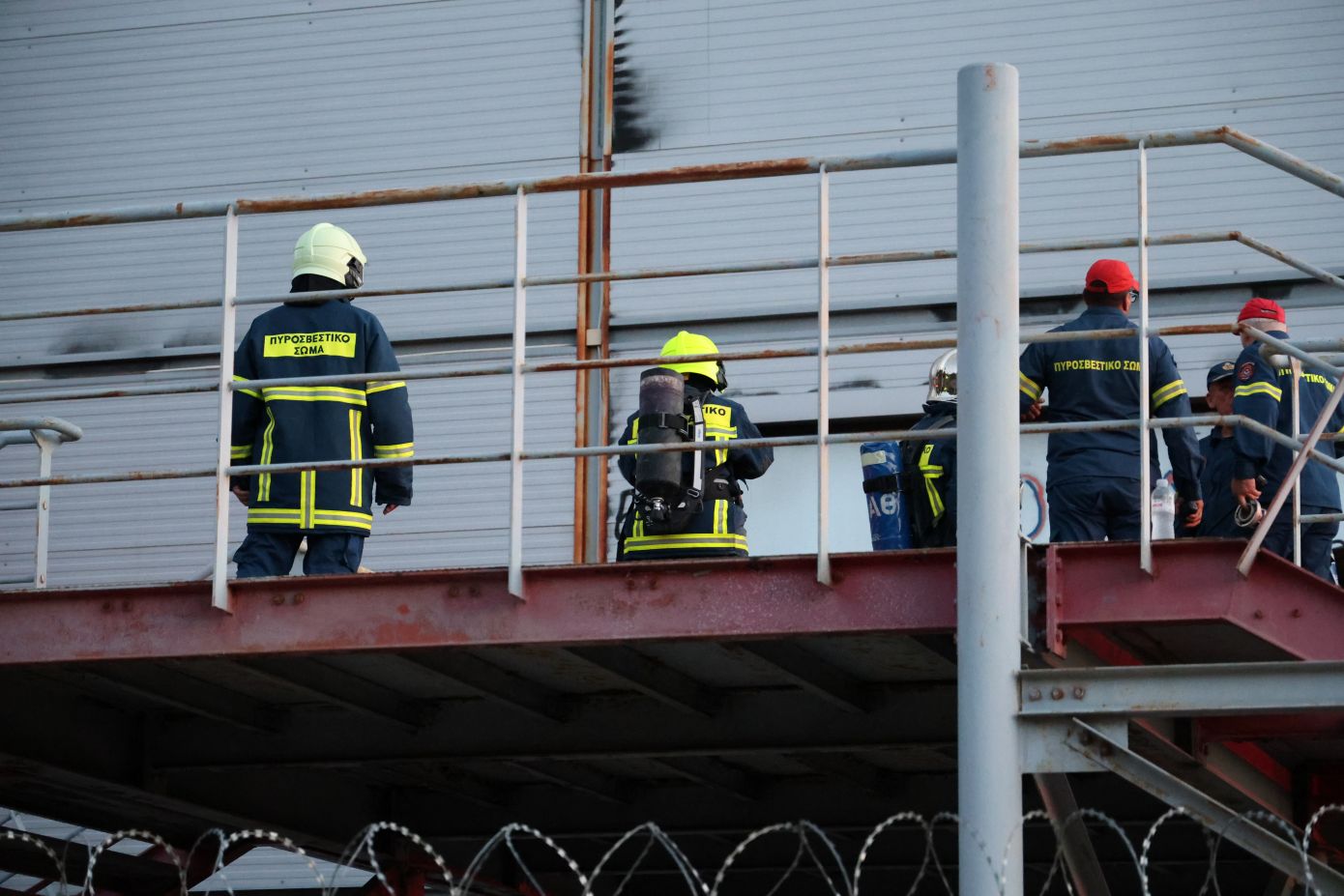 Δύο εγκλωβισμένα άτομα στο υπό κατεδάφιση θέατρο Μπάντμιντον: Πληροφορίες
